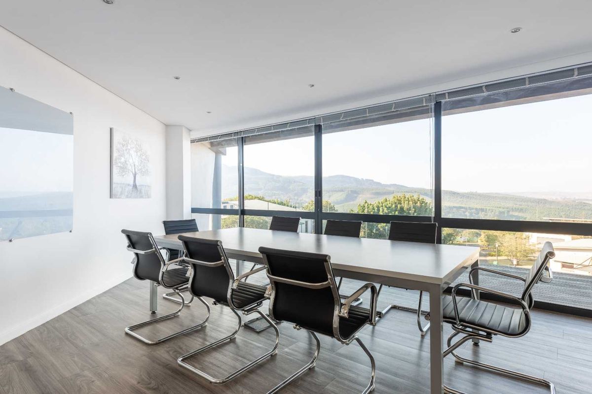 Flexible coworking memberships in Regus Victoria Country Club. - Photo 5