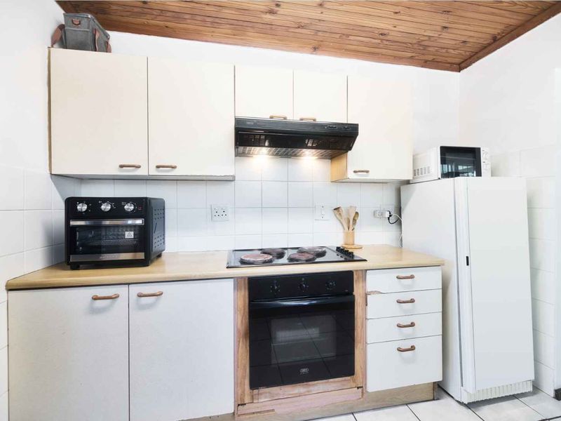 Comfortable family home in Westcliff - Photo 7