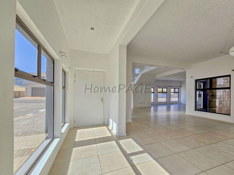 Long Beach Ext 1, Walvis Bay.  Attractive Double Storey 4 Bedr Corner home is for Sale - Photo 4
