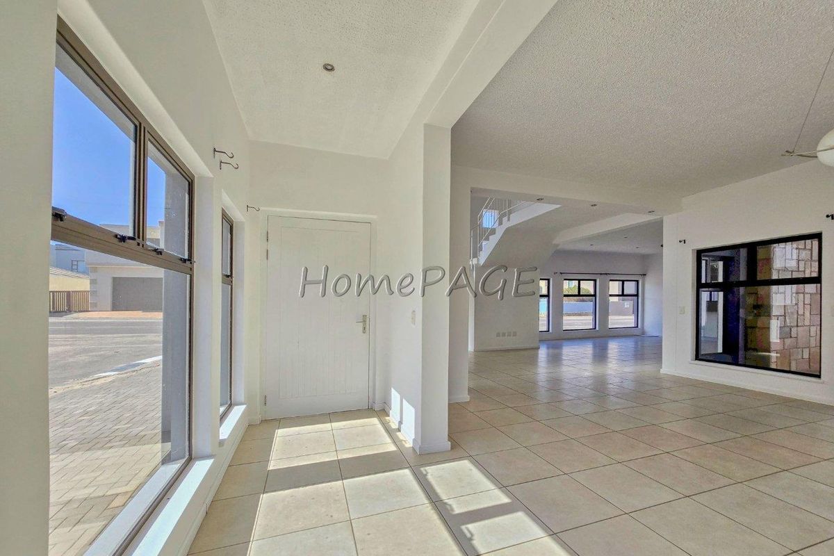 Long Beach Ext 1, Walvis Bay.  Attractive Double Storey 4 Bedr Corner home is for Sale - Photo 4