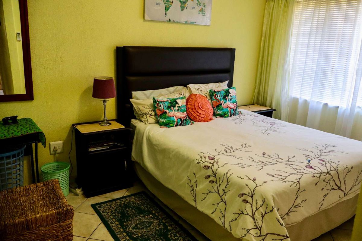 Single-Level 4-Bedroom Family Home with Pool - Photo 4