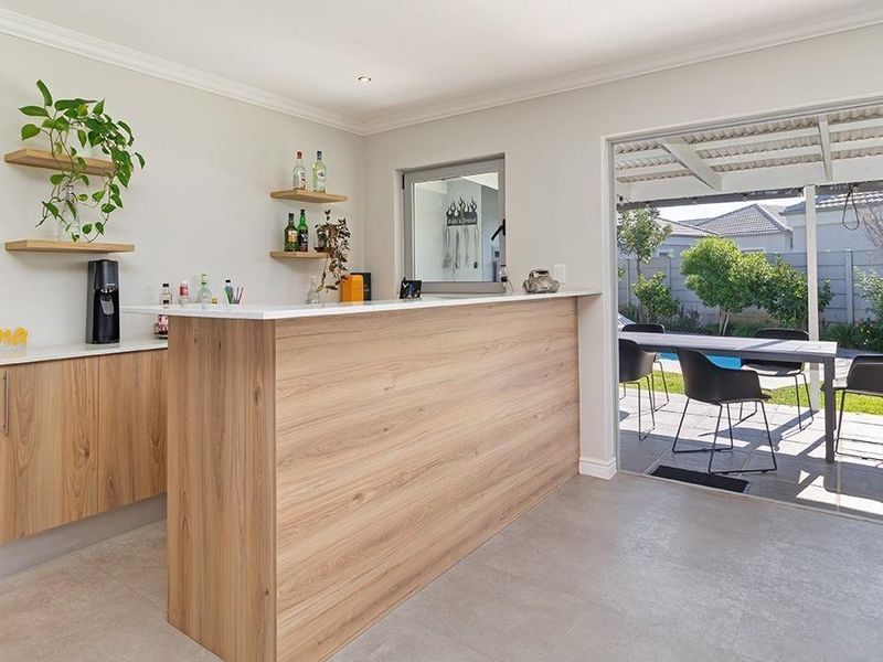 Beautiful Family Home in Sought-After Northridge Estate, Sunningdale - Photo 6