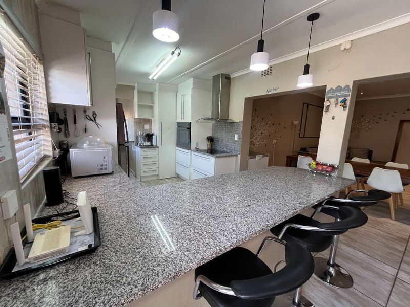 Stunning Family Home with Modern Flat in a Sought-After Neighbourhood - Photo 6