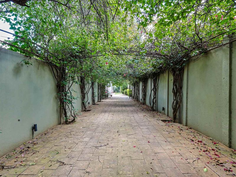 Prestigious Waterkloof Luxury Residence - Photo 2