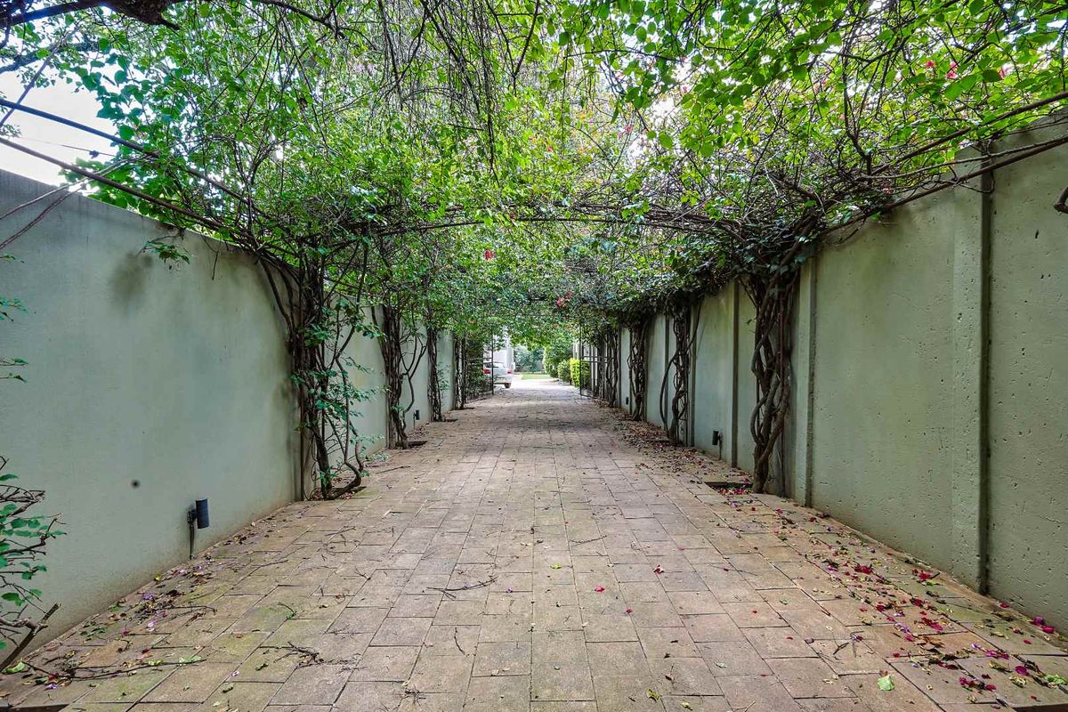 Prestigious Waterkloof Luxury Residence - Photo 2