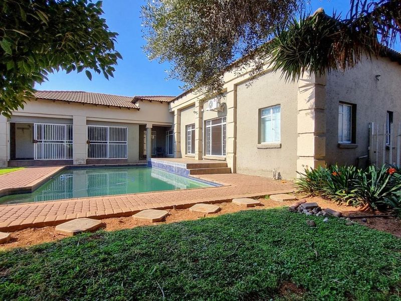 Family home in the heart of Aerorand - Photo 1
