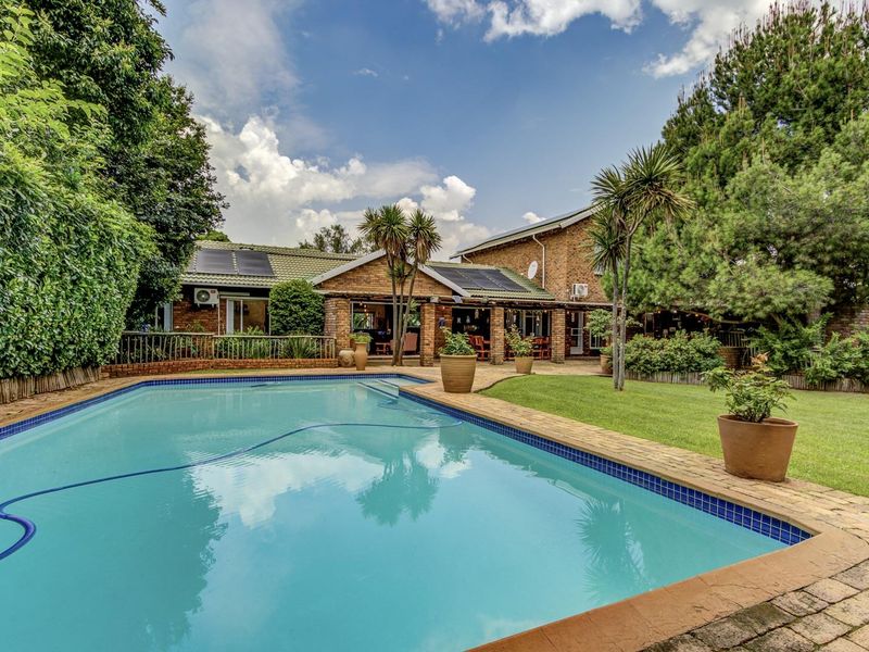 STUNNING 4 to 5 BEDROOM HOME WITH SOLAR AND WATER BACK UP and HOME OFFICE SPACE - Photo 2