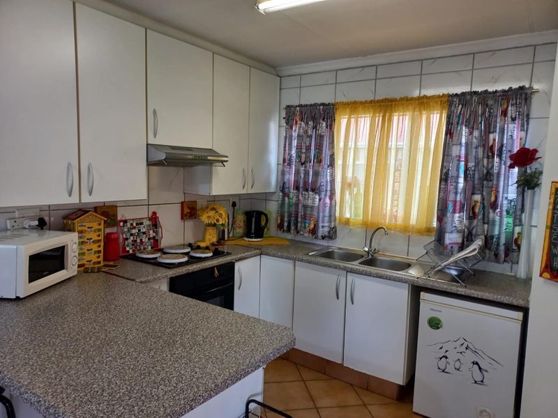Available end July, 2 bedroom groundfloor, only 8 units in complex - Photo 4