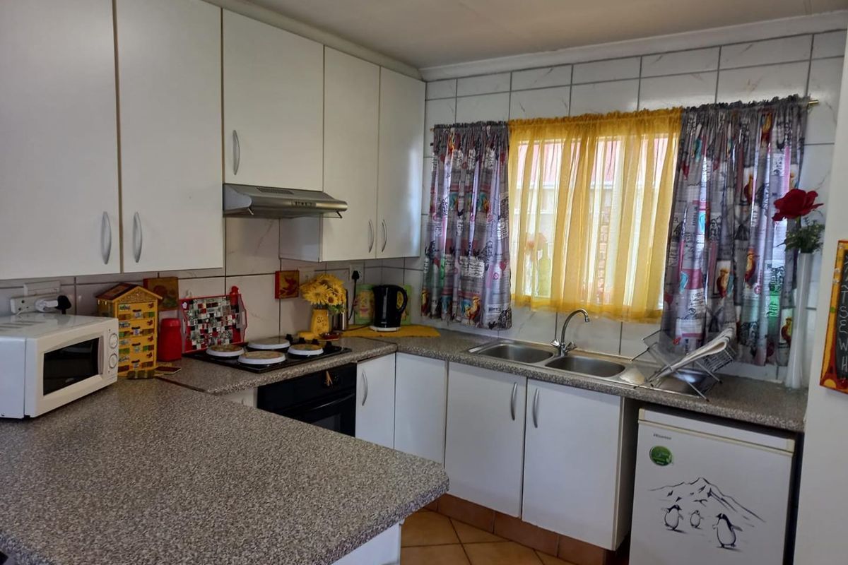 Available end July, 2 bedroom groundfloor, only 8 units in complex - Photo 4