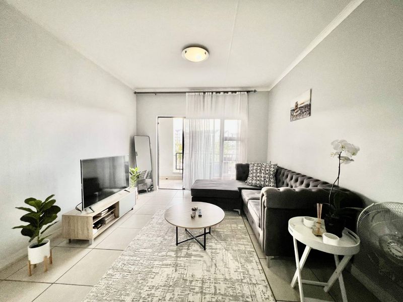 Top-Floor Unit with Breathtaking Views and Modern Comfort - Photo 4