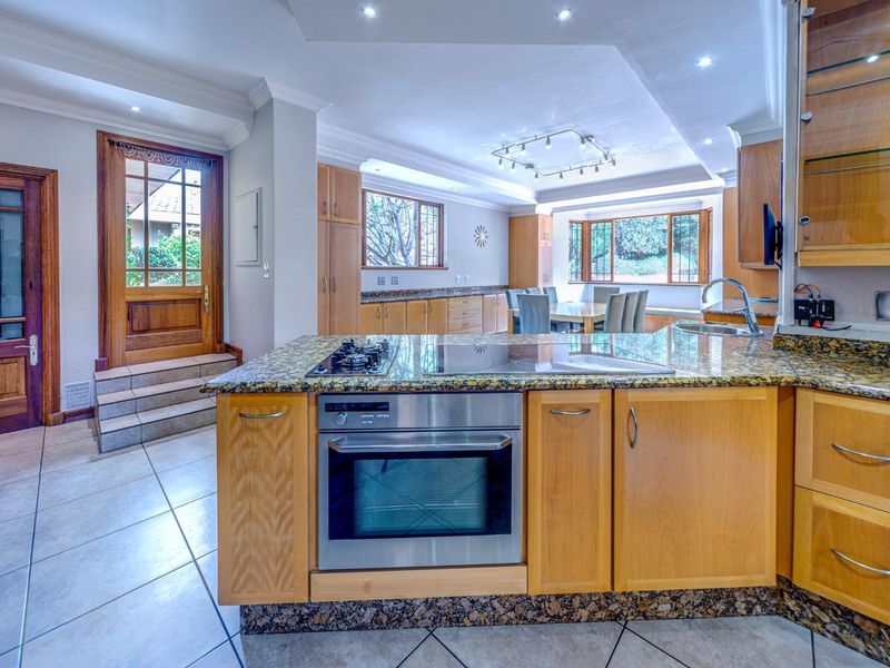 Experience Grandeur and Spaciousness: Majestic 6-Bedroom Family Haven in Sandton's Prime Location - Photo 7