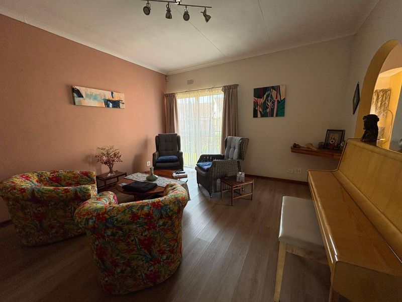 Exclusive Corner Unit with Private Garden and Double Garage - Photo 8