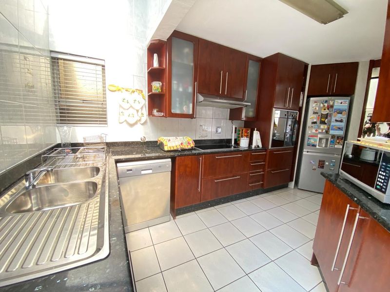 Spacious Family Home in Secure Complex - Photo 5