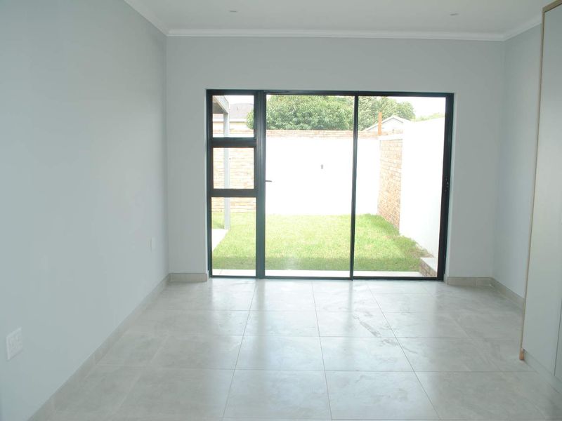 Lovely ultra modern contemporary prestigious townhouse complex in Meyerton - Photo 10