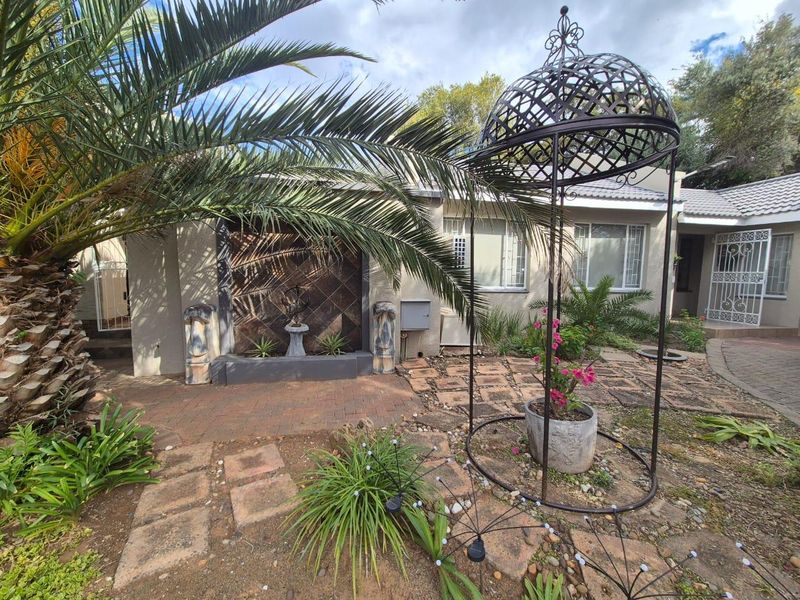 Neat as a pin, sturdy home with space for a large family - Photo 2