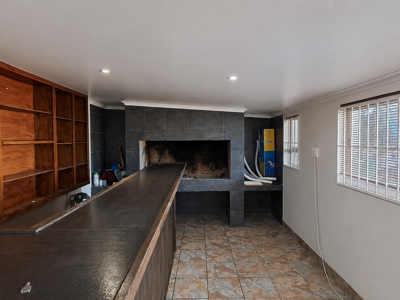 Spacious Family Home with Pool, Entertainment Area & Dual Automated Garages - Photo 10