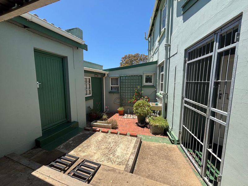 Family Home with Two Cottages in Prime Mill Park - Photo 6
