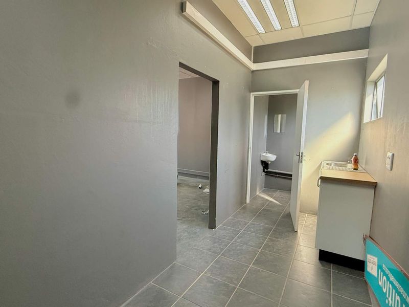 72 sqm Commercial Space to Let – Hilton - Photo 8