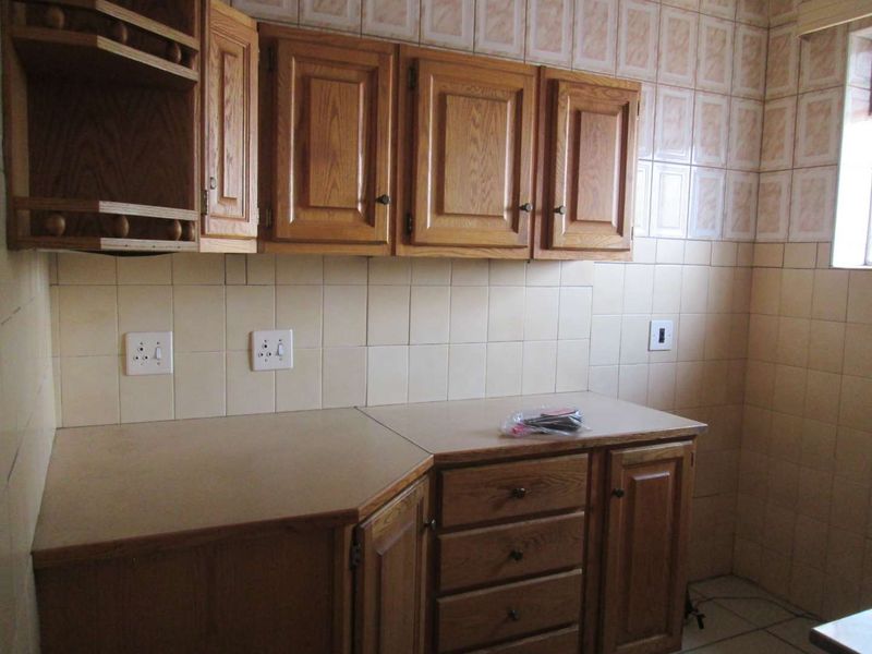 A BEAUTIFUL , NEAT AND CLEAN [2] TWO BEDROOMS APARTMENT FOR SALE IN PRETORIA WEST [ BARGAIN ] - Photo 10