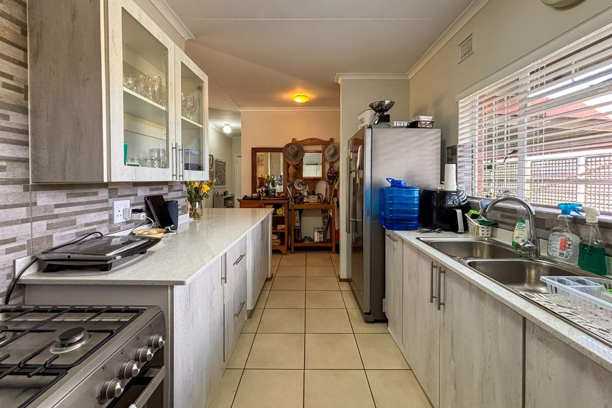 Newly Renovated Retirement Living with Exceptional Off-Grid Features in Amberfield, Howick - Photo 4