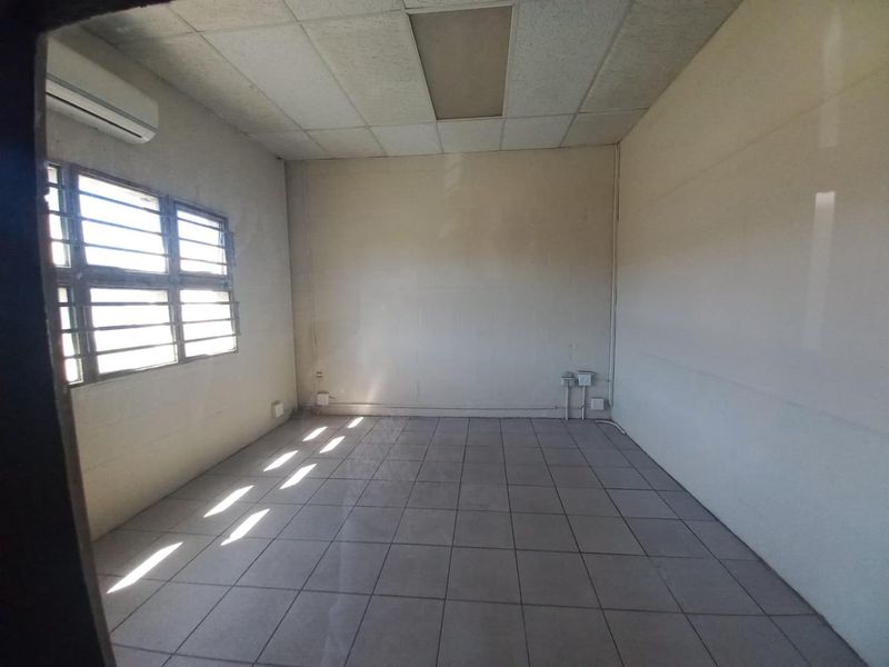 Versatile Industrial Warehouse Space in Empangeni Central for Lease. - Photo 8