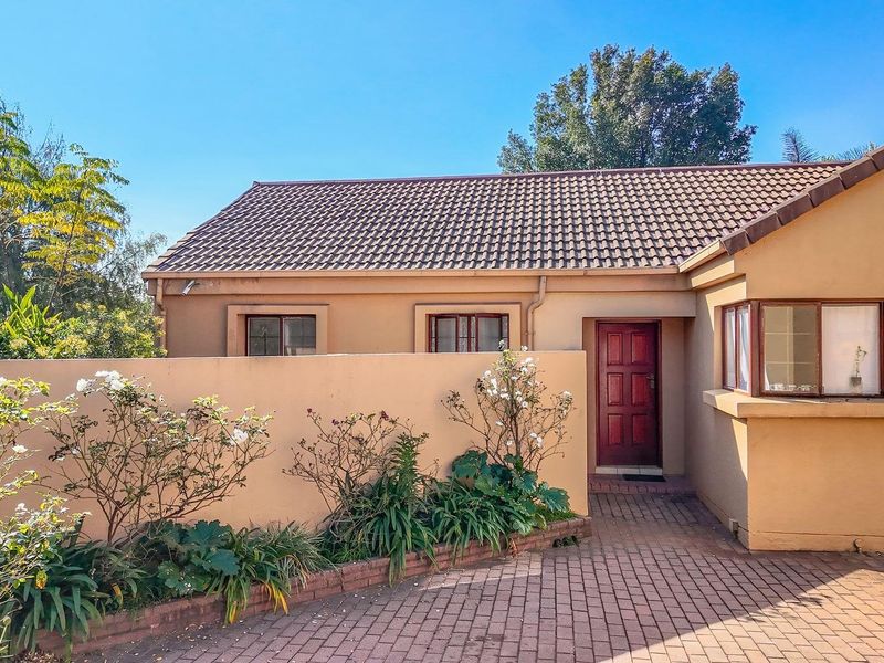 A spacious 2-bedroom freehold cluster home situated in a secure estate in  Douglasdale. - Photo 2