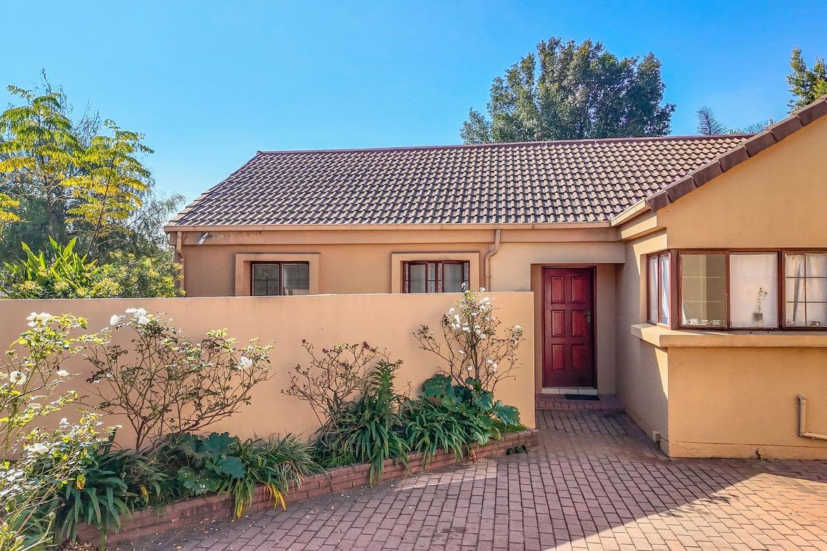 A spacious 2-bedroom freehold cluster home situated in a secure estate in  Douglasdale. - Photo 2