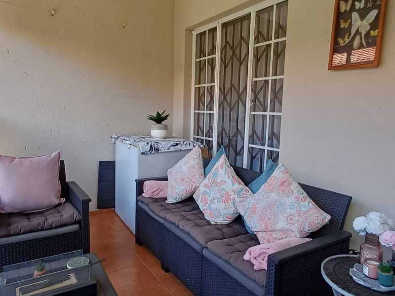 IMMACULATE RENOVATED UPSTAIRS UNIT - Photo 5