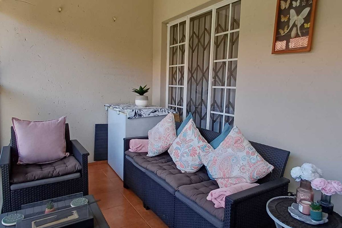 IMMACULATE RENOVATED UPSTAIRS UNIT - Photo 5