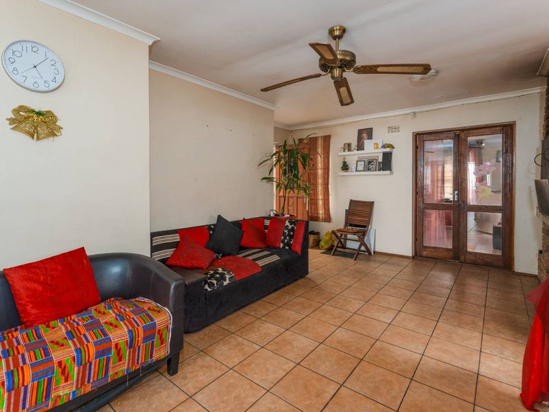 Charming 3-Bedroom Home in a Cul-de-Sac | Great Value & Potential - Photo 3