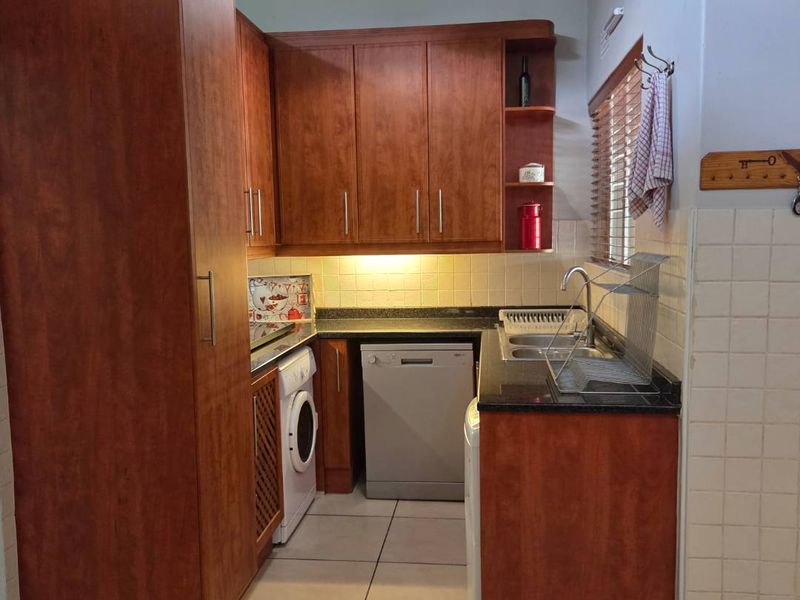 Stunning 4 bedroom home with flatlet in Verwoerdpark - Photo 7