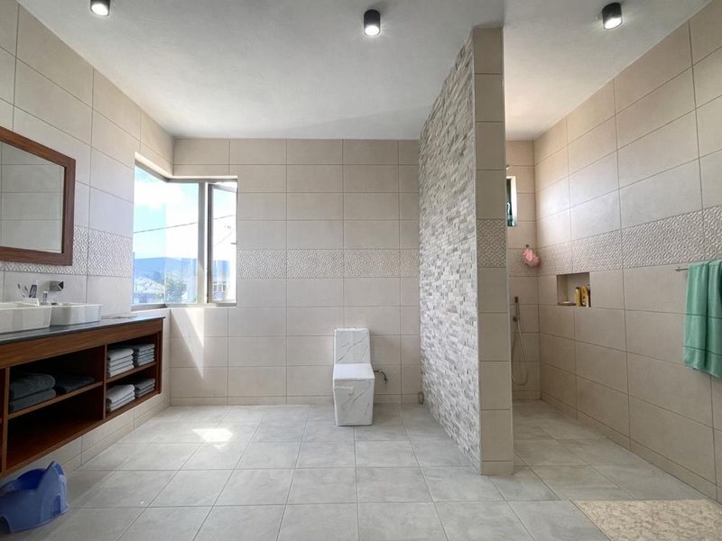 Contemporary Family Home – Grand Gaube, local market only - Photo 7