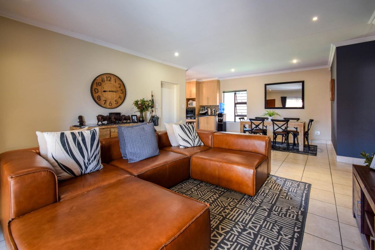 Stylish & Secure Home with Backup Power and Water - Photo 3