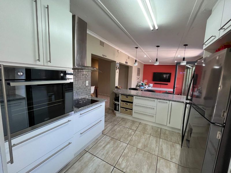 Stunning Family Home with Modern Flat in a Sought-After Neighbourhood - Photo 2