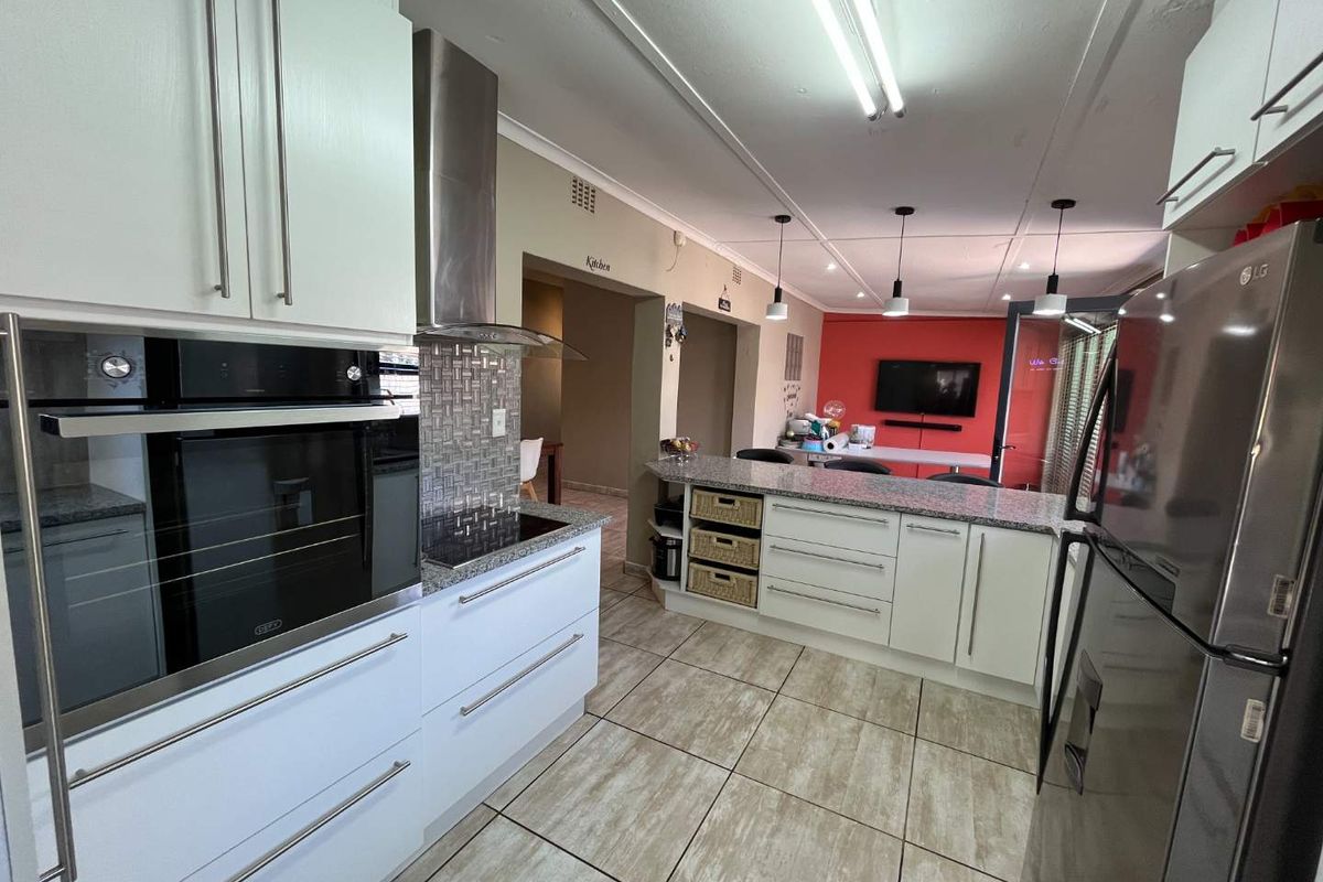 Stunning Family Home with Modern Flat in a Sought-After Neighbourhood - Photo 2