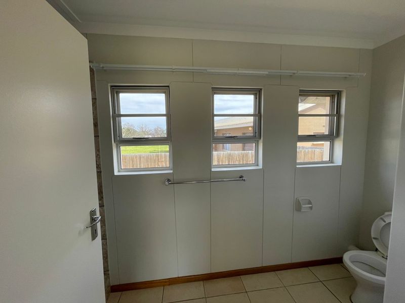 Turnkey Opportunity: Six En-Suite Bachelor Flats with Braai & Communal Area's - Photo 10