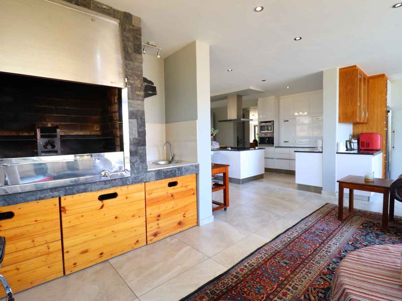 Exceptional 8-Bedroom Sea-View Property in Swakopmund - Photo 9