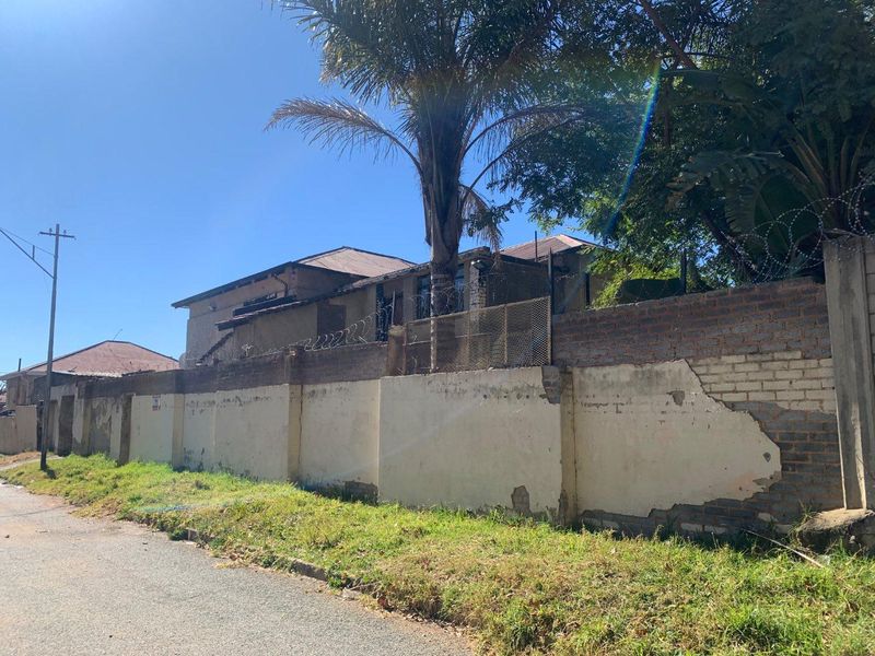 **Spacious Home with Huge Cottage & Pool – Prime Location in Rosettenville - Photo 2