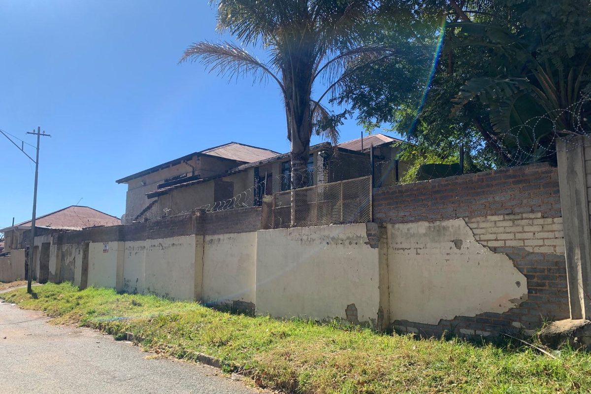 **Spacious Home with Huge Cottage & Pool – Prime Location in Rosettenville - Photo 2