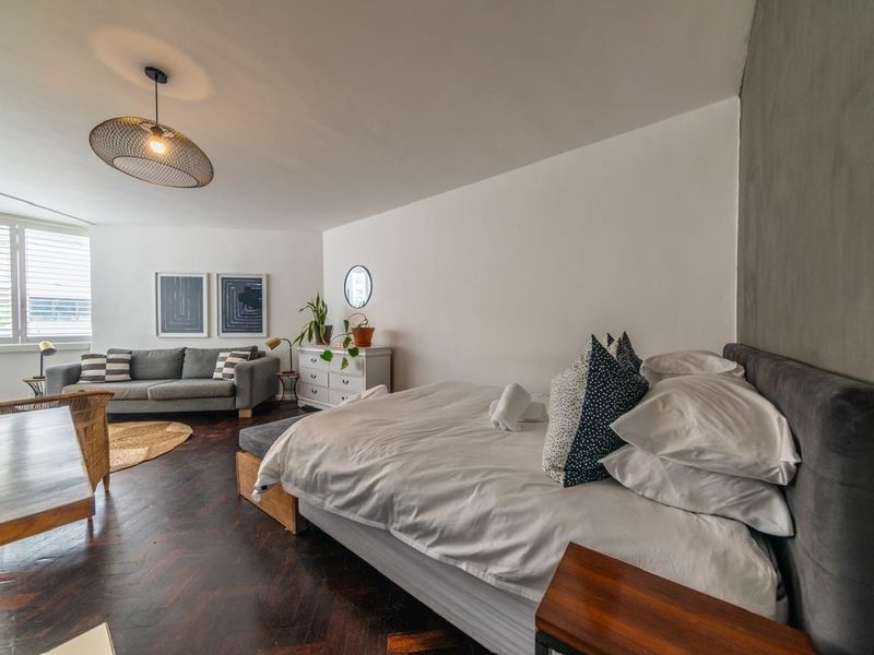 Modern Sea Point Apartment: Comfort by the Coast | Available Immediately - Photo 9