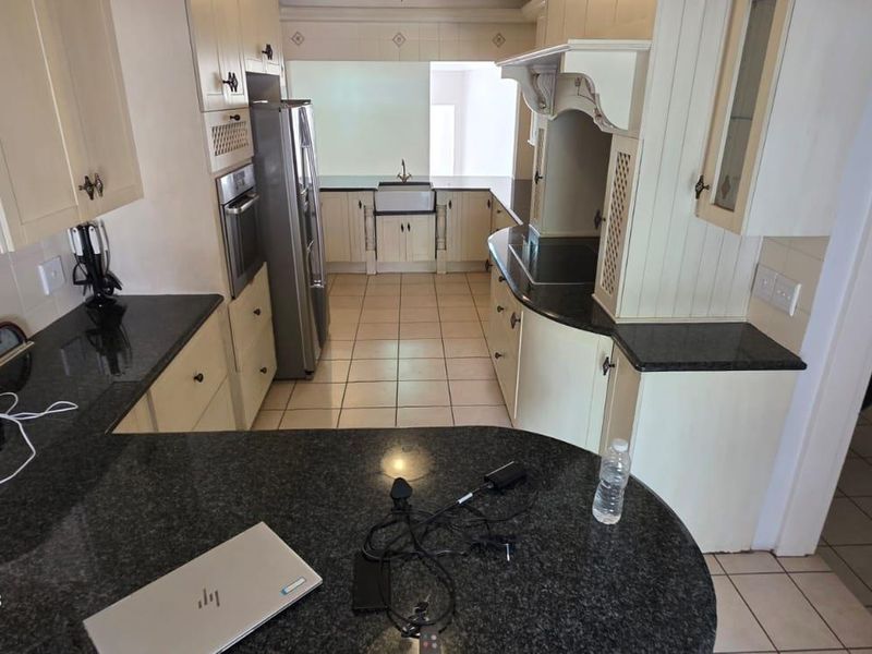 Exceptional 6-Bedroom Family Home with Outstanding Entertainment Space in Noordheuwel - Photo 2