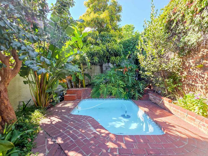 Grand old dame with pool and views - Photo 7