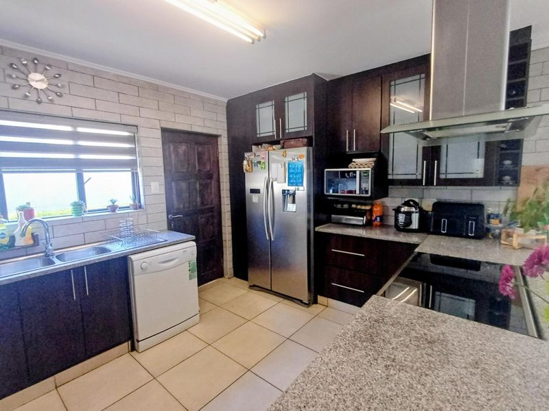 Modern, double storey cluster in secure estate - Photo 4