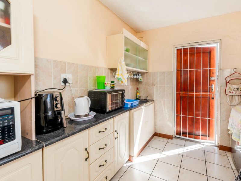 PERFECT STARTER HOME IN BEACON VALLEY. - Photo 7