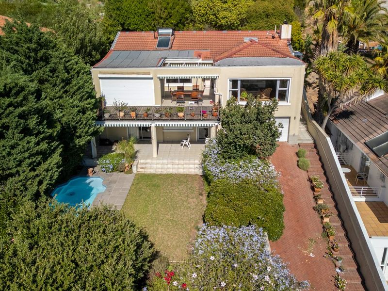 A Camps Bay home with seamless views to add your own touch to - Photo 1