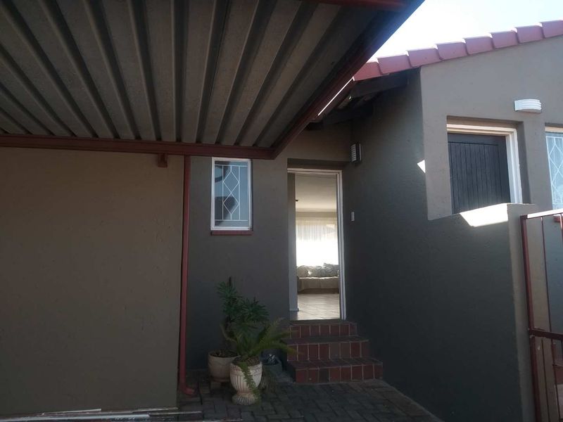 Well maintained 3 bedroom cluster home in sought after Complex For Sale! - Photo 6