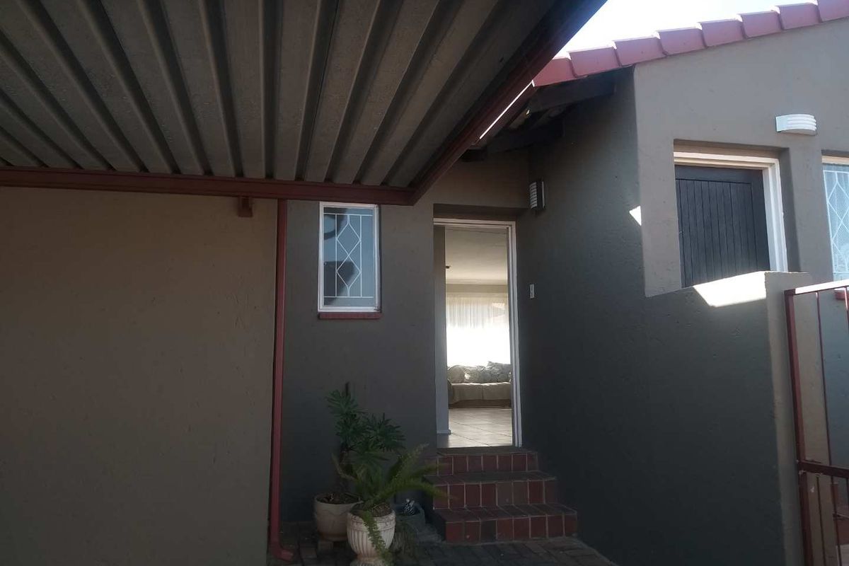 Lock-up -&-Go 3 bedroom Townhouse in sought after Complex For Sale! - Photo 5