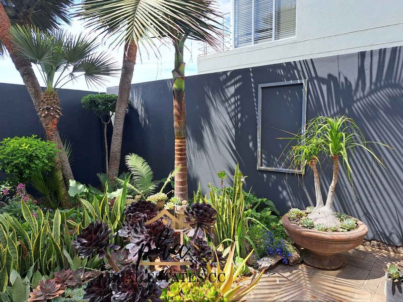 Exceptional 4 bedroom Family home with  beautiful 2 bedr flat in prime Lagoon Area, Walvis Bay - Photo 4