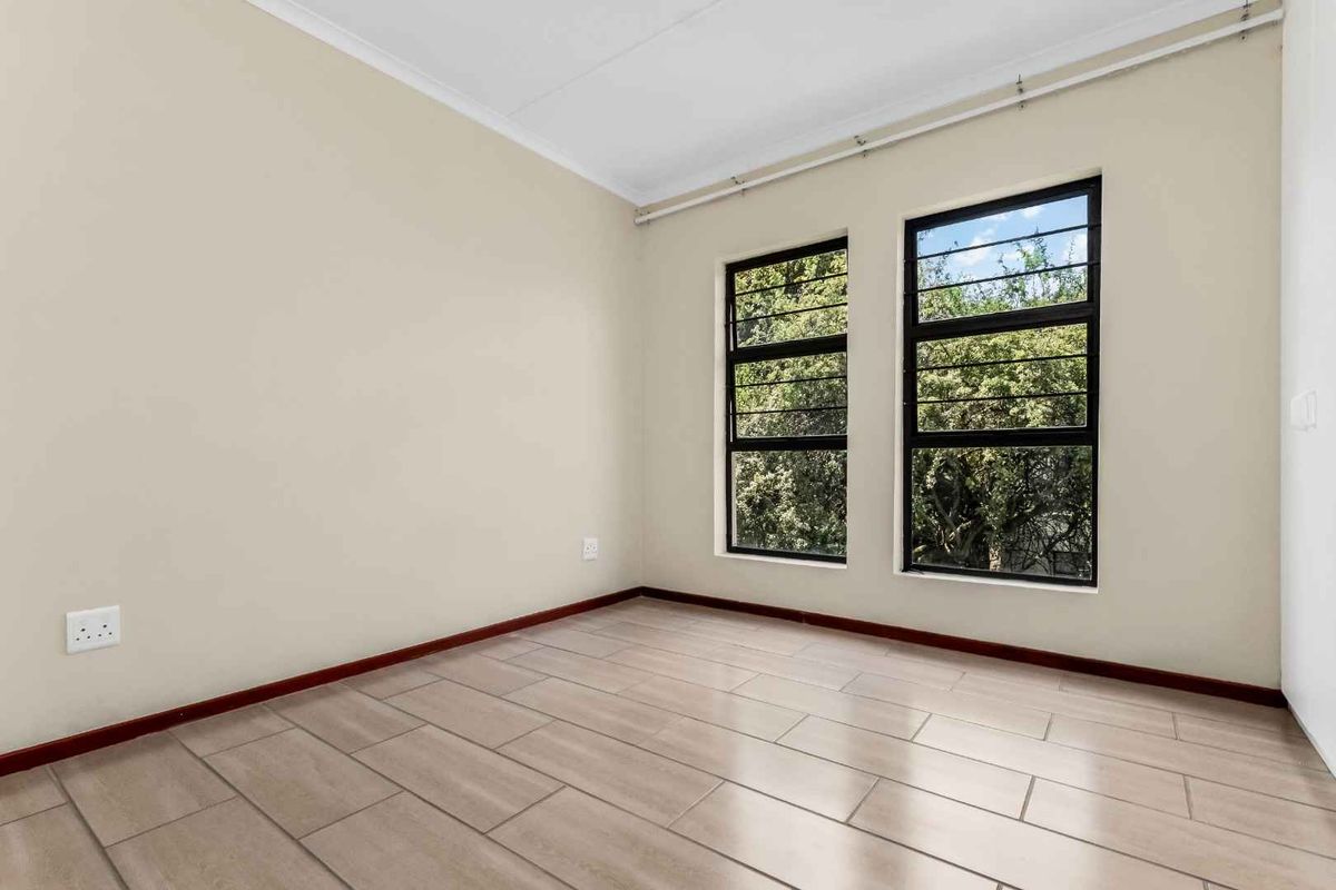 Immaculate 2 Bedroom 2 Bathroom Loft Apartment - Photo 5