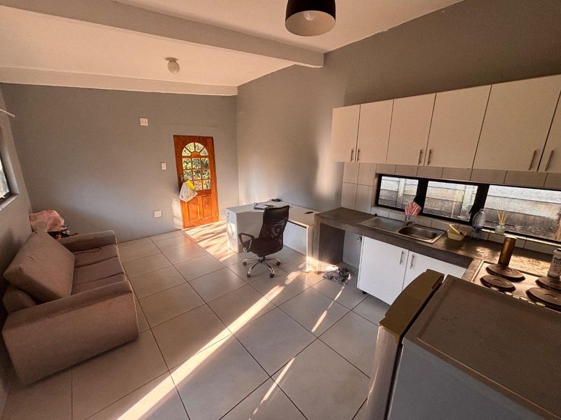 1 Bedroom Bachelor up for Rental - Photo 2